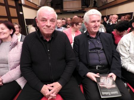 Pred začetkom slovesnosti  v pogovoru župan Cerkelj Franc Čebulj  in soavtor knjige  dr. Marko Frelih
